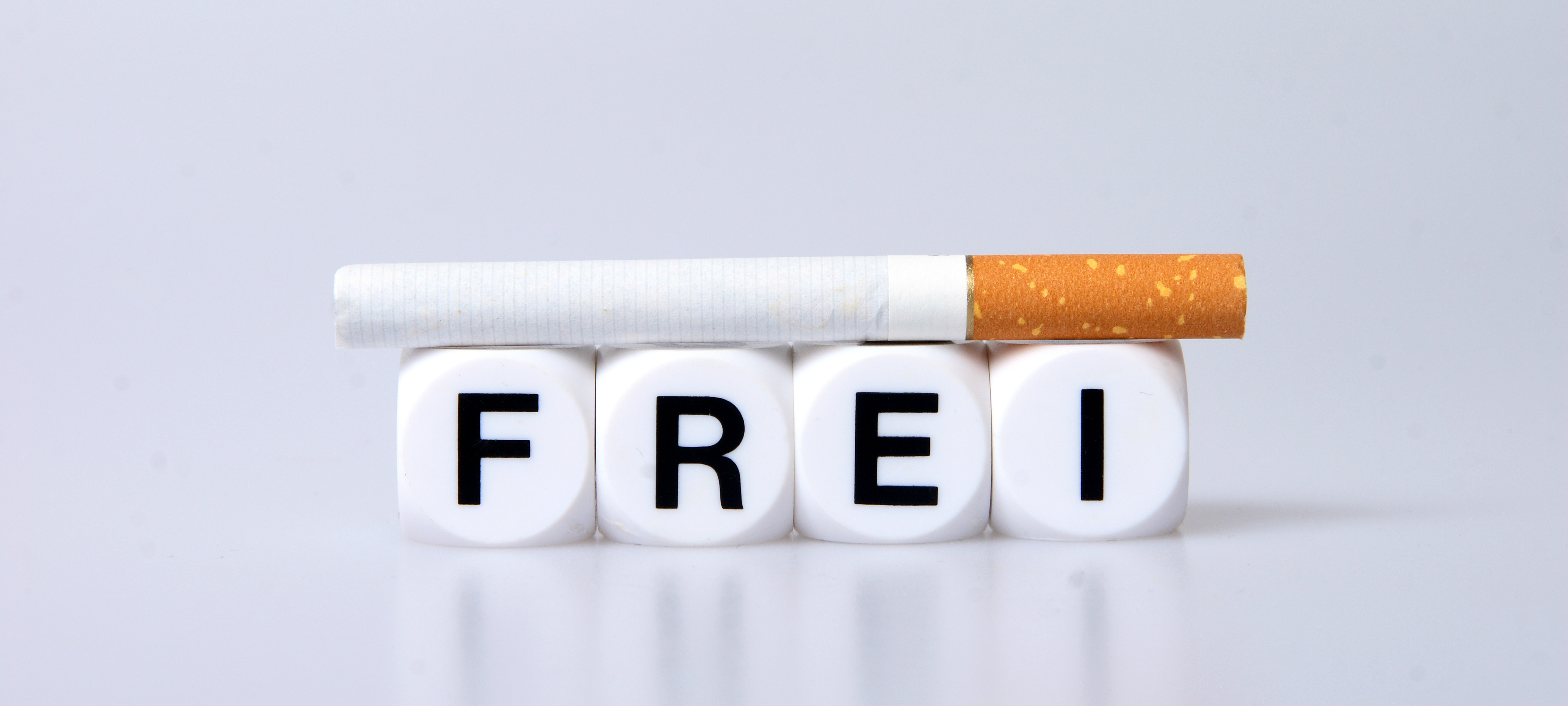 Zigarette auf Buchstabenwürfeln FREI, Symbolbild für rauchfrei Zigarette auf Buchstabenwürfeln FREI, Symbolbild für rauchfrei